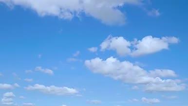 仰视拍摄蓝天白云休闲旅游视频的预览图